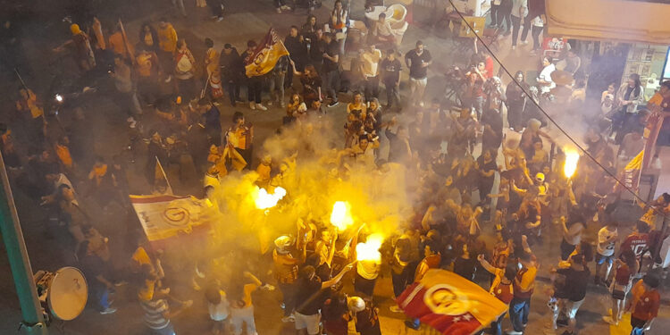 Galatasaray'ın şampiyonluğu Kuşadası’nda coşkuyla kutlandı