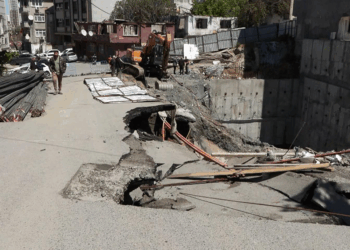 Gaziosmanpaşa'da yol çöktü, iki bina tahliye edildi