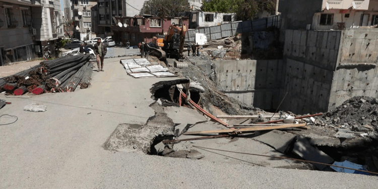 Gaziosmanpaşa'da yol çöktü, iki bina tahliye edildi