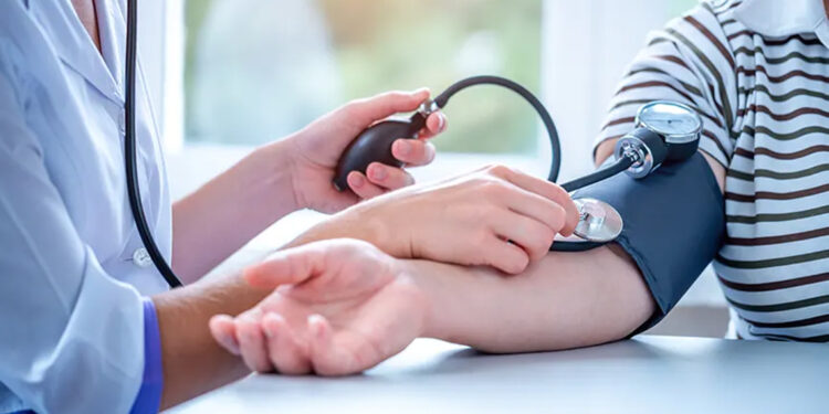 Genç yaşta hipertansiyon tanısı alanlar ilaçlarını aksatmamalı