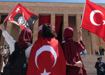 Gençler Ata'nın huzuruna koştu