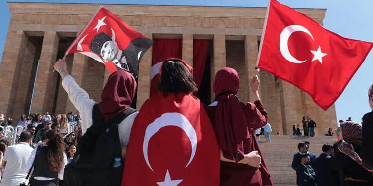 Gençler Ata'nın huzuruna koştu