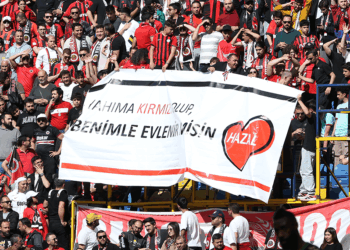 Gençlerbirliği tribününde sürpriz evlilik teklifi