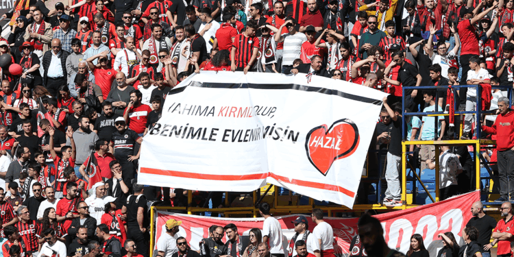 Gençlerbirliği tribününde sürpriz evlilik teklifi