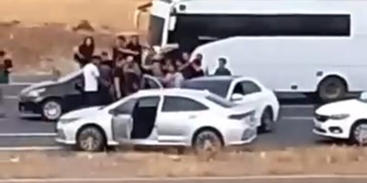 Görevden dönen gümrük muhafaza memurunu darbettiler; 3 tutuklama