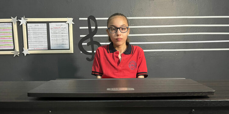 Görme engelli Belinay, birkaç kez dinlediği eserleri piyano ile çalabiliyor