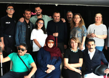 Görme engelliler yaşadıkları sorunları tiyatro sahnesine taşıdı