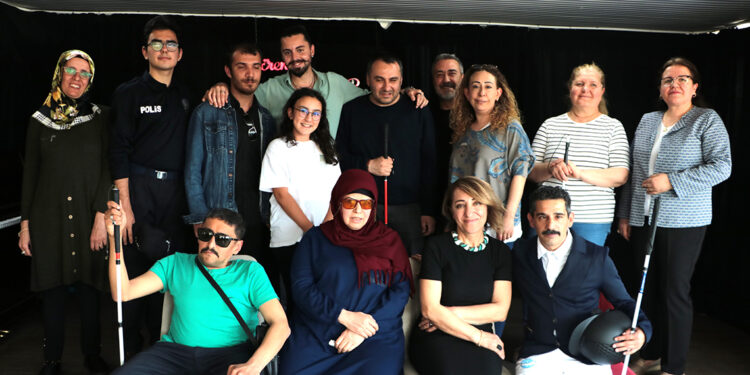 Görme engelliler yaşadıkları sorunları tiyatro sahnesine taşıdı