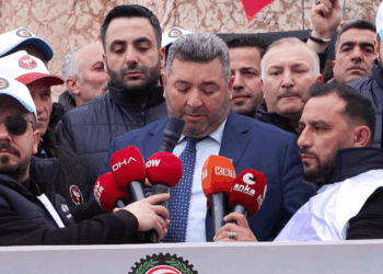 HAK-İŞ Taksim'deki Cumhuriyet Anıtı'na çelenk bıraktı