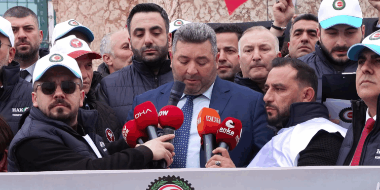 HAK-İŞ Taksim'deki Cumhuriyet Anıtı'na çelenk bıraktı