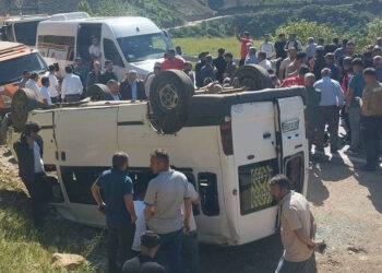 Hakkari'de servis minibüsü takla attı; 14 yaralı