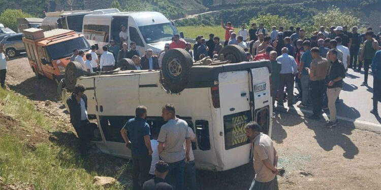 Hakkari'de servis minibüsü takla attı; 14 yaralı
