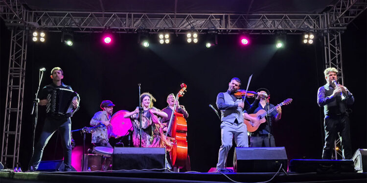 Barcelona Gipsy Balkan Orchestra'sı Hatay'da sahne aldı