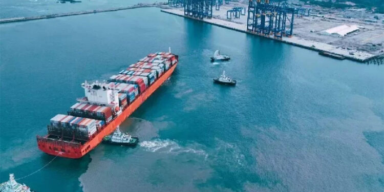 Konteyner gemisi Hindistan'da battı