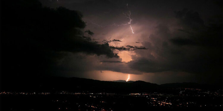 Hindistan'da yıldırım düşmesi sonucu 15 kişi hayatını kaybetti