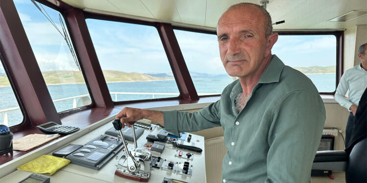 Hizmetli olarak göreve başladığı feribota kaptan oldu