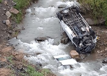 Hakkari'de minibüs dereye devrildi; 2 ölü, 3 yaralı