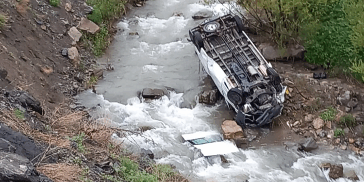 Hakkari'de minibüs dereye devrildi; 2 ölü, 3 yaralı