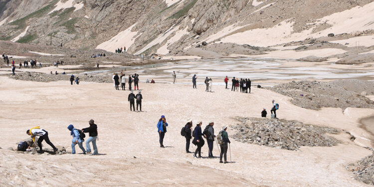 Hakkari'nin 20 bin yıllık buzullarına ilgi arttı; doğaseverler erimeye dikkat çekti