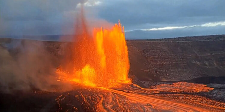Hawaii'de Kilauea Yanardağı yeniden lav püskürttü