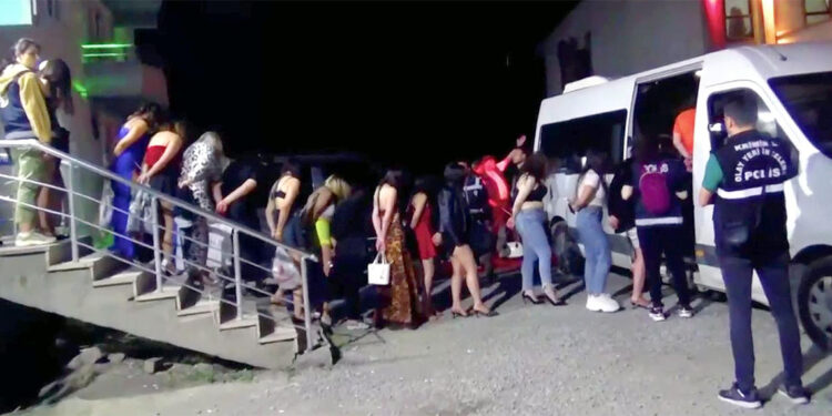 Iğdır'da insan ticareti ve fuhuş operasyonunda kurtarılan 107 kadın, sınır dışı edildi