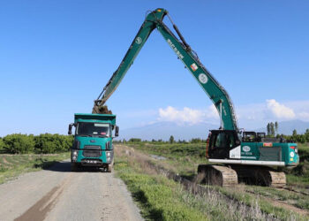 Iğdır'da sulama ve tahliye kanalları temizleniyor