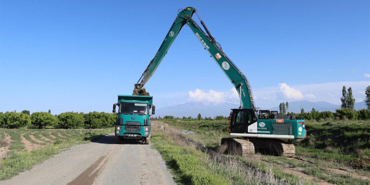 Iğdır'da sulama ve tahliye kanalları temizleniyor