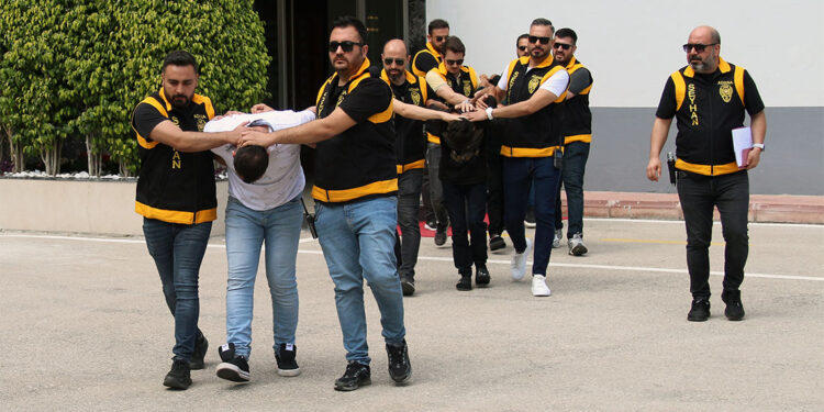 İş insanına sevgili tuzağı; dövülüp, parası gasbedildi