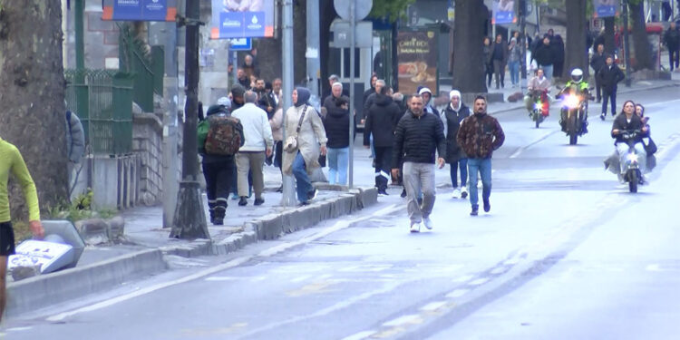 1 Mayıs'ta çalışmak: Paradokslar ve ofis halleri