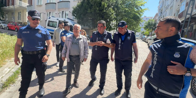 Avcılar'da çöp ev ihbarı: Kötü kokunun nedeni kediler çıktı