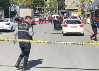 Avcılar'da motosikletle gelip otomobile ateş açtılar: 1 ölü