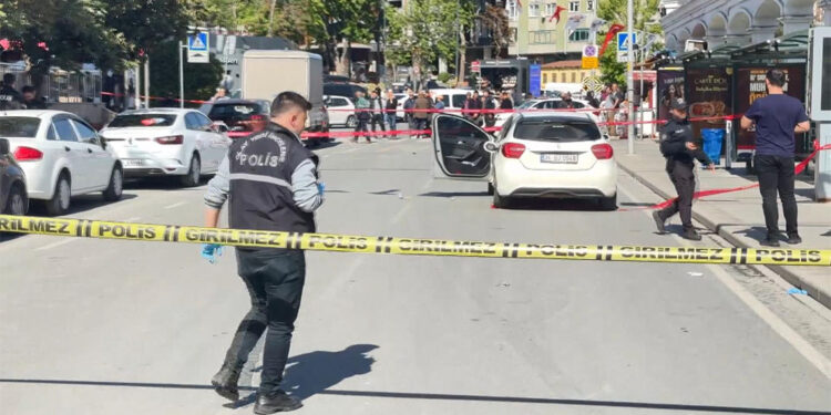 Avcılar'da motosikletle gelip otomobile ateş açtılar: 1 ölü