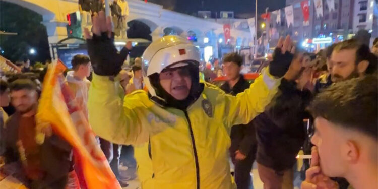 Avcılar'da taraftarlar kavga etti