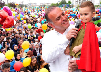 Kanseri yenen Ali Asaf Demir binlerce kişiyle balon uçurdu