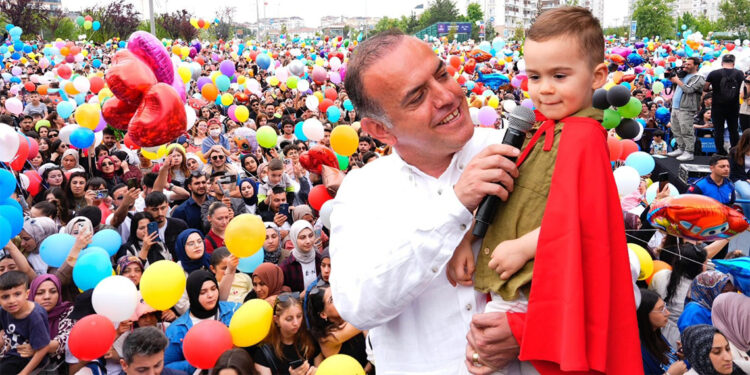 Kanseri yenen Ali Asaf Demir binlerce kişiyle balon uçurdu