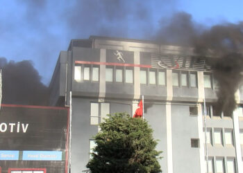 Bağcılar'da sporcu forması üreten fabrikada çıkan yangın söndürüldü