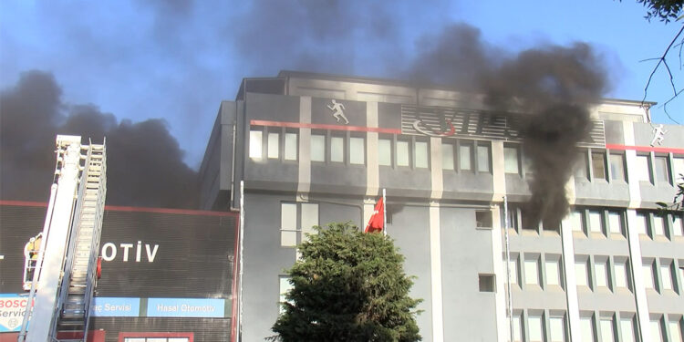 Bağcılar'da sporcu forması üreten fabrikada çıkan yangın söndürüldü