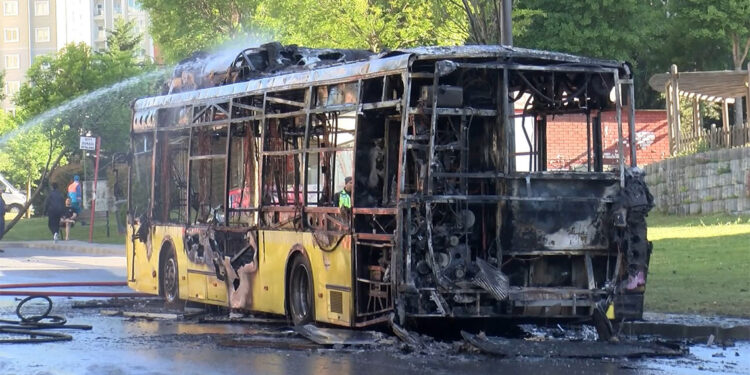Başakşehir'de alev alev yanan İETT otobüsündeki yolcular son anda tahliye edildi