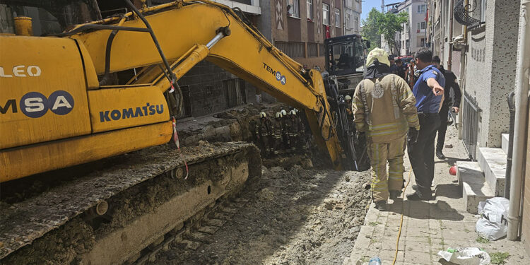 Bayrampaşa'da yol çöktü; 1 kişi mahsur kaldı