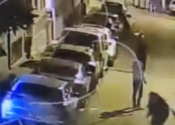 Yan bakma kavgasında kaldırım taşıyla başına vuranlara silahla ateş açtı