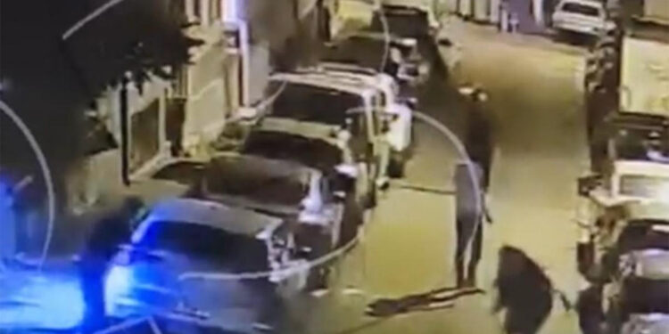 Yan bakma kavgasında kaldırım taşıyla başına vuranlara silahla ateş açtı