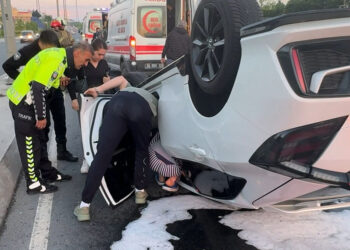 Beylikdüzü'nde iki otomobil çarpıştı; 3 yaralı