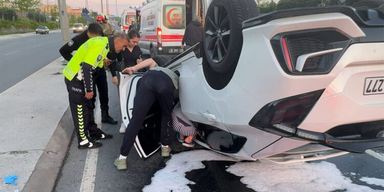 Beylikdüzü'nde iki otomobil çarpıştı; 3 yaralı