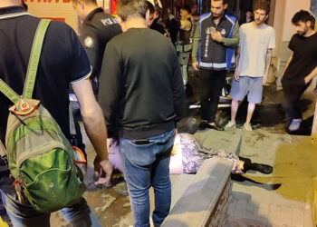 Beyoğlu'nda bir kişi evini ateşe vermeye çalıştı
