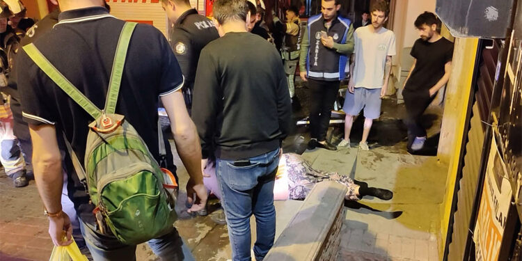 Beyoğlu'nda bir kişi evini ateşe vermeye çalıştı