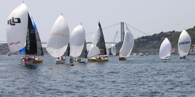 Sailing Cup Boğaz Yarışı'nda yelkenler çocuklar için açıldı