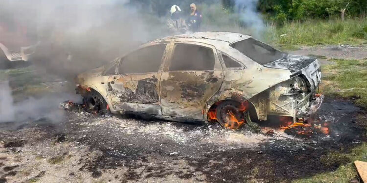 Büyükçekmece'de park halindeki otomobil yandı