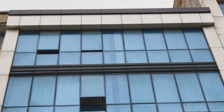 Esenyurt'ta ruhsatsız 3 klinik ve muayenehane mühürlendi