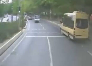 Esenyurt'ta TIR şoförü yayaları son anda fark ederek frene bastı