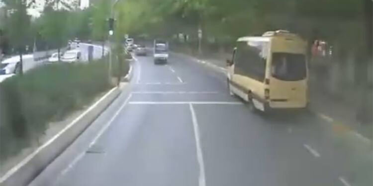 Esenyurt'ta TIR şoförü yayaları son anda fark ederek frene bastı